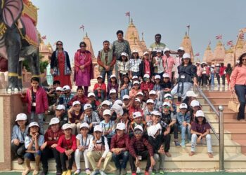 जगातील सर्वात उंच पुतळ्यास आदर्श मराठी विद्यामंदिराची भेट