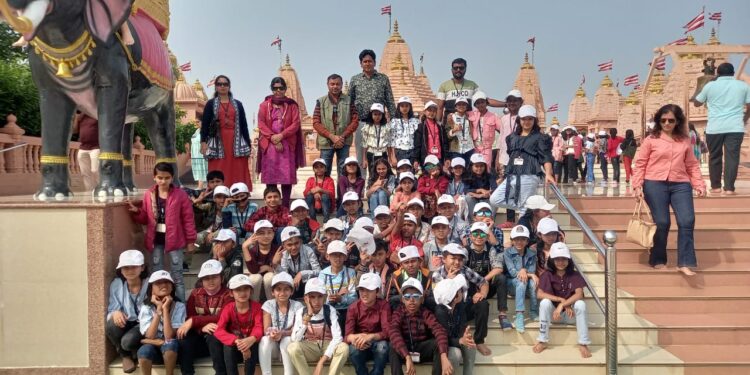 जगातील सर्वात उंच पुतळ्यास आदर्श मराठी विद्यामंदिराची भेट