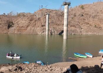 आम्हाला पूल नको, आमचेही पुनर्वसन करा