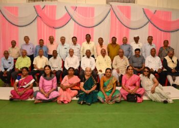 अरे तुला ओळखलेच नाही : ५२ वर्षांनी एकत्र आले डी. आर.विद्यालयाच्या १९७१ चे विद्यार्थी