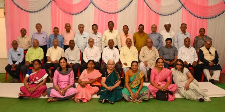 अरे तुला ओळखलेच नाही : ५२ वर्षांनी एकत्र आले डी. आर.विद्यालयाच्या १९७१ चे विद्यार्थी