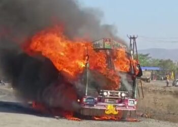 गंगापूर शिवारात धावत्या ट्रकला भिषण आग