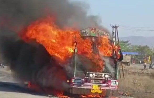 गंगापूर शिवारात धावत्या ट्रकला भिषण आग