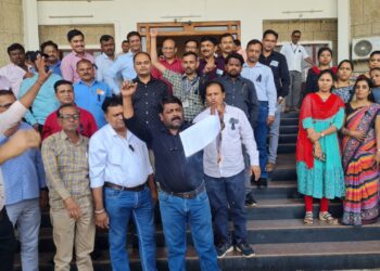 जि.प. लिपीक वर्गीय कर्मचार्‍यांतर्फे शासन निर्णयाच्या प्रती जाळून निषेध