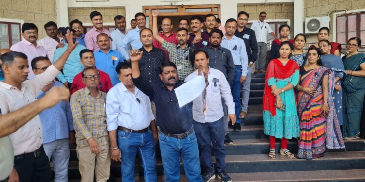 जि.प. लिपीक वर्गीय कर्मचार्‍यांतर्फे शासन निर्णयाच्या प्रती जाळून निषेध