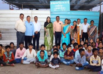 समशेरपुर येथील साखर शाळेला जिल्हाधिकारी मनीषा खत्री यांनी दिली भेट