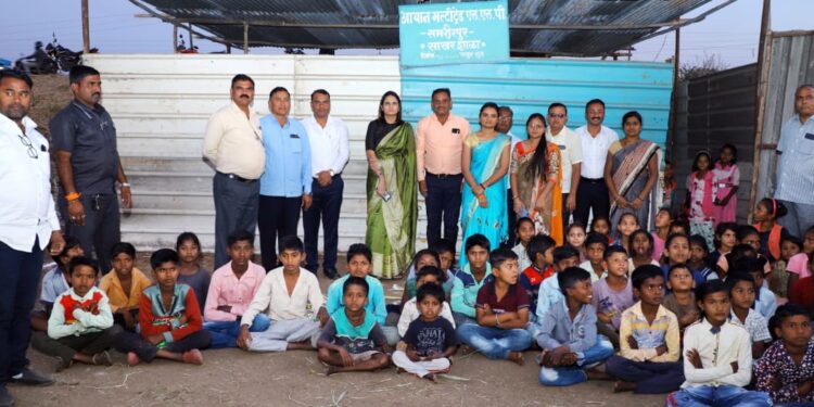 समशेरपुर येथील साखर शाळेला जिल्हाधिकारी मनीषा खत्री यांनी दिली भेट