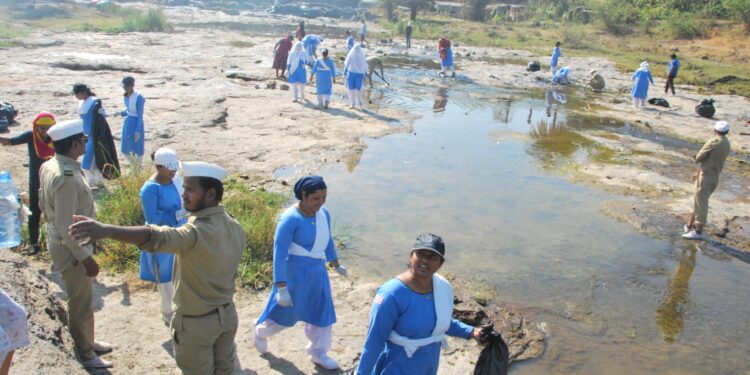 संत निरंकारी मिशनतर्फे शिवण नदीची स्वच्छता