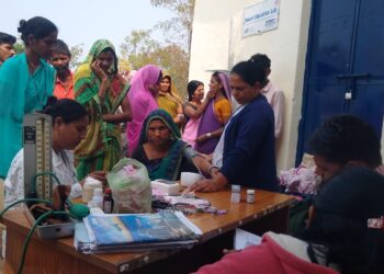 हरणखुरी येथे जि.प.शाळेतील बालकांची सिकलसेल तपासणी