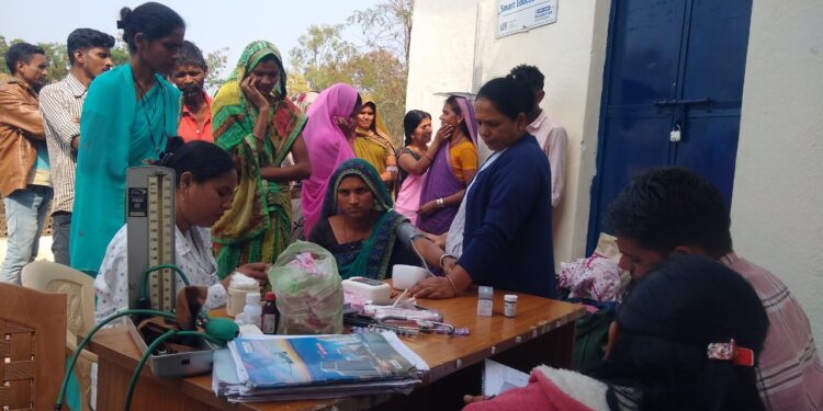 हरणखुरी येथे जि.प.शाळेतील बालकांची सिकलसेल तपासणी