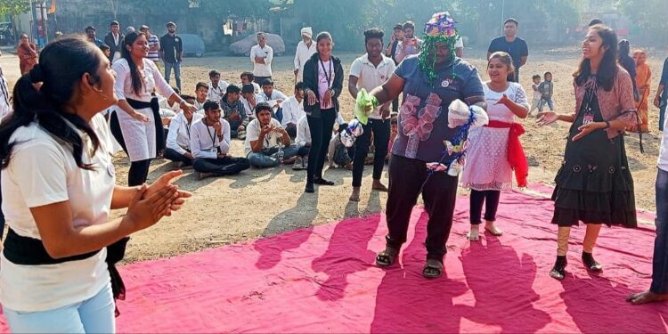 रासेयोतर्फे डिजिटल इंडिया सर्वेक्षण व पथनाटयाद्वारे जनजागृती