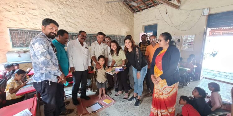 शैक्षणिक पालकत्व  स्वीकारले: शिवसेनेच्या जिल्हा सहसंपर्क प्रमुखांच्या सुपुत्रिंनी  गणेशला मायेची ऊब देत केली शहराची सफर