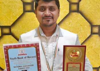 आकीब धोबी यांचा युथ बुक ऑफ रेकॉर्ड नॅशनल कर्मवीर पुरस्काराने सन्मान