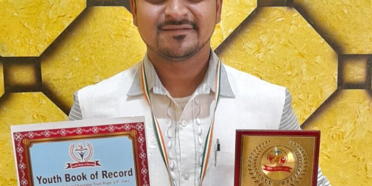 आकीब धोबी यांचा युथ बुक ऑफ रेकॉर्ड नॅशनल कर्मवीर पुरस्काराने सन्मान