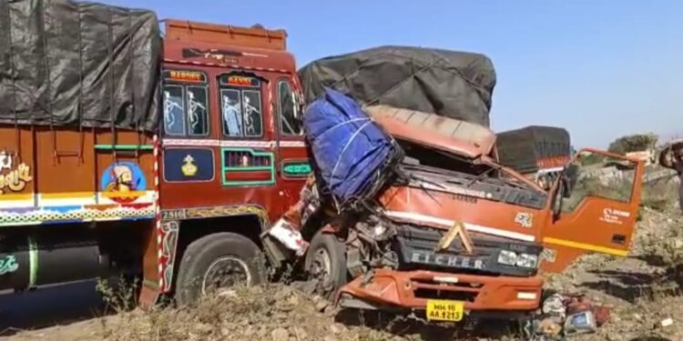 मालवाहू ट्रकची समोरासमोर धडक, चार जण जखमी