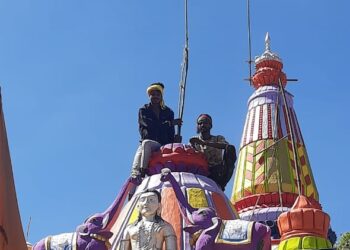 तोरणमाळ येथे श्री.गोरक्षनाथ महाराज यांच्या यात्रेच्या निमित्ताने मंदिरावर पूजाविधी करून ध्वज चढविला