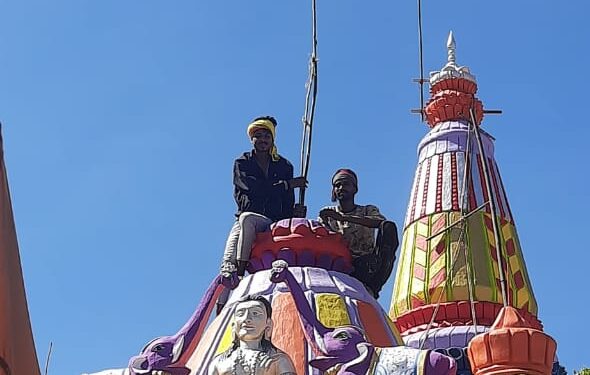 तोरणमाळ येथे श्री.गोरक्षनाथ महाराज यांच्या यात्रेच्या निमित्ताने मंदिरावर पूजाविधी करून ध्वज चढविला