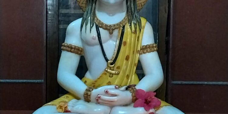 तोरणमाळ येथे श्री.गोरक्षनाथ महाराज यांच्या यात्रेच्या निमित्ताने मंदिरावर पूजाविधी करून ध्वज चढविला