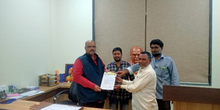 छ.शिवाजी महाराज पुतळ्याजवळ तात्पुरती सिडी बसविण्यात यावी , इस्माईल दगू जनसेवा फाऊंडेशनची मागणी