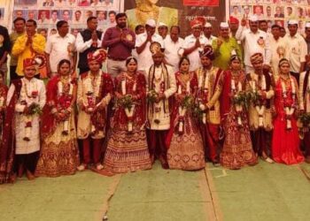  शहादा येथे नाभिक समाजाच्या ११ जोडप्यांना सामूहिक विवाह