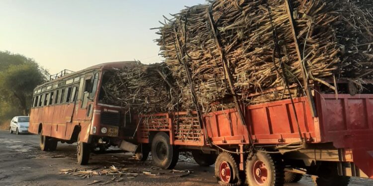 बसची ट्रॅक्टरला धडक, भीषण अपघातात २१ जण जखमी