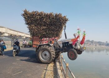 उसाने भरलेल्या ट्रॅक्टरचा अपघात, प्रहार शिक्षक संघटनेच्या पदाधिकाऱ्यांचे माणुसकीचे दर्शन