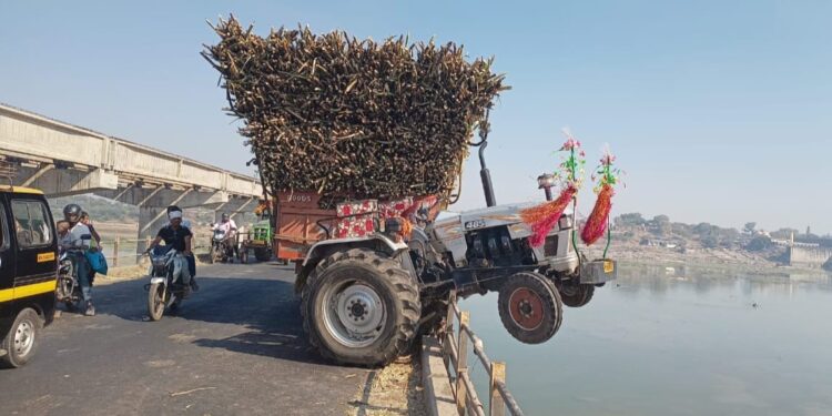 उसाने भरलेल्या ट्रॅक्टरचा अपघात, प्रहार शिक्षक संघटनेच्या पदाधिकाऱ्यांचे माणुसकीचे दर्शन