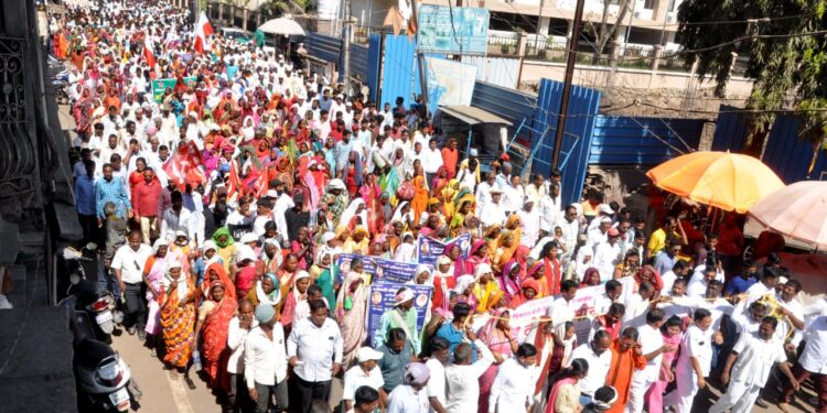 नंदुरबार येथे आदिवासी संघटनांतर्फे बोगस आदिवासींच्या विरोधात जनआक्रोश महामोर्चा