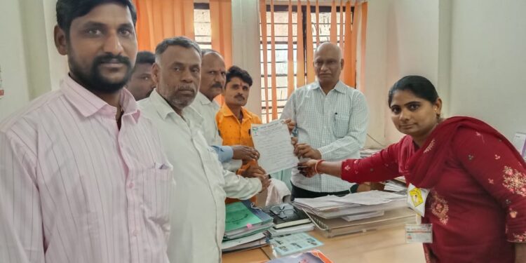 दिव्यांगांचे ठिय्या आंदोलन:  अपंग कल्याण आयुक्त व उपायुक्त कार्यालयातून गायब