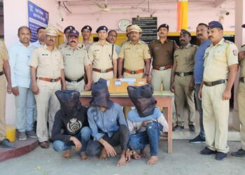 सुरत-भुसावल पॅसेजरमध्ये प्रवाशांना चाकु चा धाक दाखवुन लुटणार्‍या तिघांना अटक