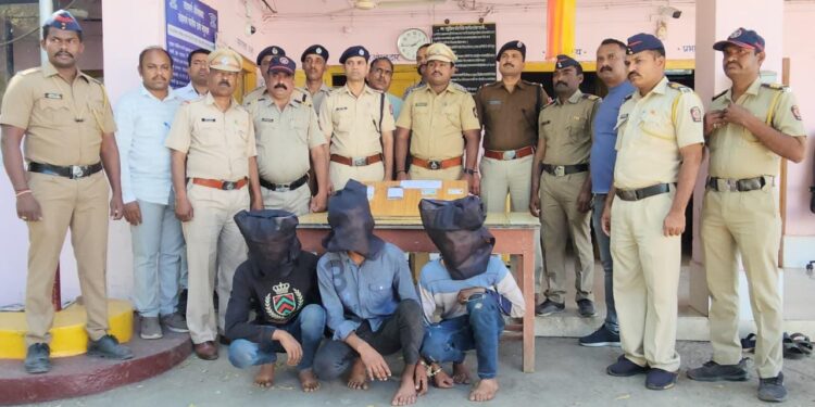 सुरत-भुसावल पॅसेजरमध्ये प्रवाशांना चाकु चा धाक दाखवुन लुटणार्‍या तिघांना अटक