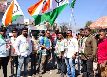 राज्यपालांचा राजीनामा मंजूर झाल्याने राष्ट्रवादी युवकतर्फे फटाके फोडत, पेढे भरवून आनंदोत्सव साजरा