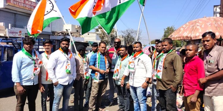 राज्यपालांचा राजीनामा मंजूर झाल्याने राष्ट्रवादी युवकतर्फे फटाके फोडत, पेढे भरवून आनंदोत्सव साजरा