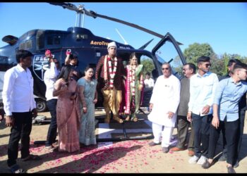 हौसेला मोल नाही ;लग्न लावण्यापूर्वी नवरी सुनबाईला हेलिकॉप्टरची सफर