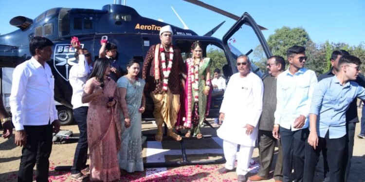 हौसेला मोल नाही ;लग्न लावण्यापूर्वी नवरी सुनबाईला हेलिकॉप्टरची सफर