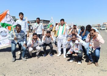 रस्ता दुरुस्तीसाठी राष्ट्रवादी पदाधिकाऱ्यांचे खड्ड्यांमध्ये अनोखे आंदोलन