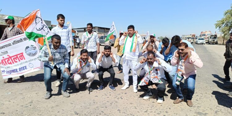 रस्ता दुरुस्तीसाठी राष्ट्रवादी पदाधिकाऱ्यांचे खड्ड्यांमध्ये अनोखे आंदोलन