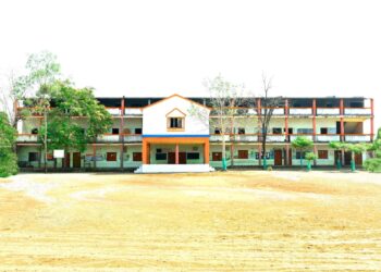 धडगाव येथील कै. नारायण खेडकर महाविद्यालयातील बारावीची बैठक व्यवस्था