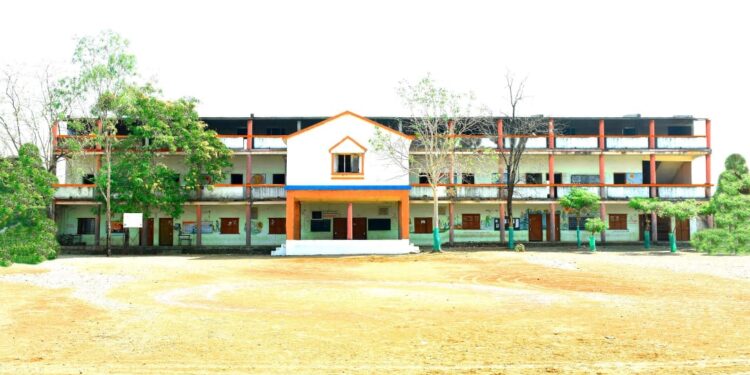 धडगाव येथील कै. नारायण खेडकर महाविद्यालयातील बारावीची बैठक व्यवस्था