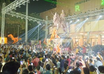 तरुणाई उतरली रस्त्यावर : लेझर शोमध्ये आकर्षक विद्युत रोशनईच्या झगमगाटात शिवरायांच्या पुतळा उजळला