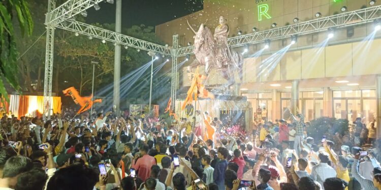 तरुणाई उतरली रस्त्यावर : लेझर शोमध्ये आकर्षक विद्युत रोशनईच्या झगमगाटात शिवरायांच्या पुतळा उजळला