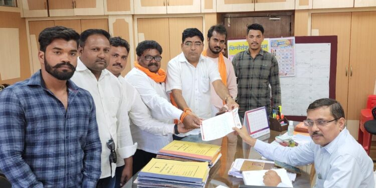 शिंदे फडवणीस सरकारच्या मनमानी कारभाराविरोधात निवेदन