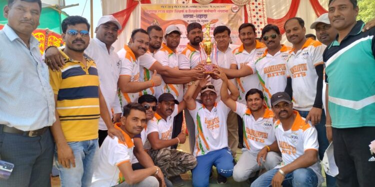 प्रहार शिक्षक संघटना आयोजित तालुकास्तरीय क्रिकेट स्पर्धेत ब्राम्हणपुरी संघाने मारली बाजी