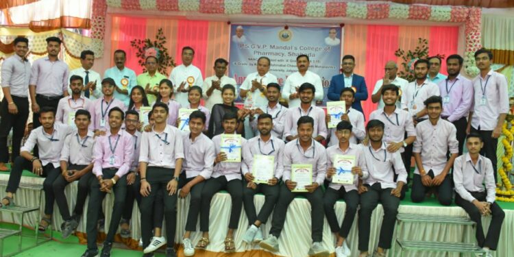 शहादा औषधनिर्माणशास्त्र महाविद्यालयात पारितोषिक वितरण 