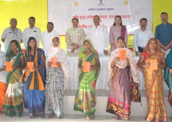 शेतकर्‍यांच्या वारसदारांना मदतीचे धनादेश पालकमंत्री डॉ.विजयकुमार गावित यांच्या हस्ते वाटप