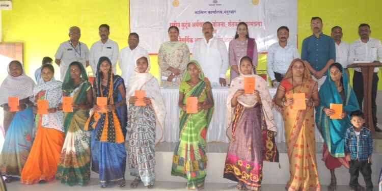 शेतकर्‍यांच्या वारसदारांना मदतीचे धनादेश पालकमंत्री डॉ.विजयकुमार गावित यांच्या हस्ते वाटप