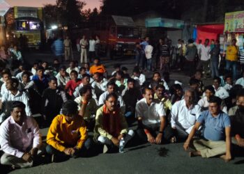 पोलीस निरीक्षकानी अश्लील भाषा वापरल्याचा आरोप, निलंबनासाठी आ.आमश्या पाडवी यांच्यासह विविध संघटनांचा रास्ता रोको