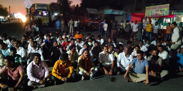 पोलीस निरीक्षकानी अश्लील भाषा वापरल्याचा आरोप, निलंबनासाठी आ.आमश्या पाडवी यांच्यासह विविध संघटनांचा रास्ता रोको