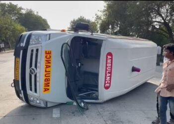 गरोदर मातांनी भरलेली रुग्णवाहिका उलटल्याने भीषण अपघात, 14 जण जखमी