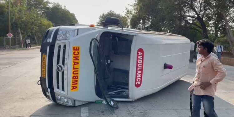 गरोदर मातांनी भरलेली रुग्णवाहिका उलटल्याने भीषण अपघात, 14 जण जखमी